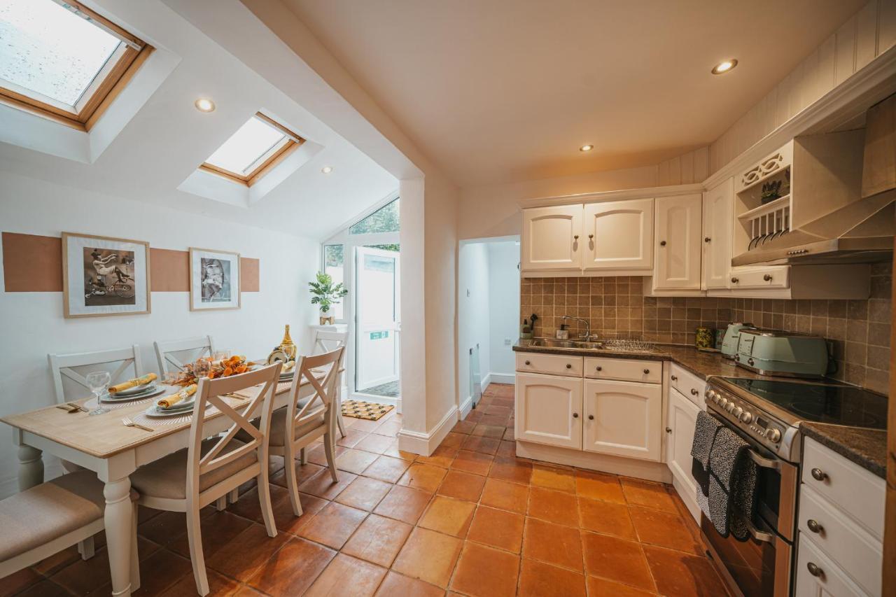 Cotswolds- Homely 2 Bed House With Garden, Wifi - Esho Stays Cirencester Exterior foto